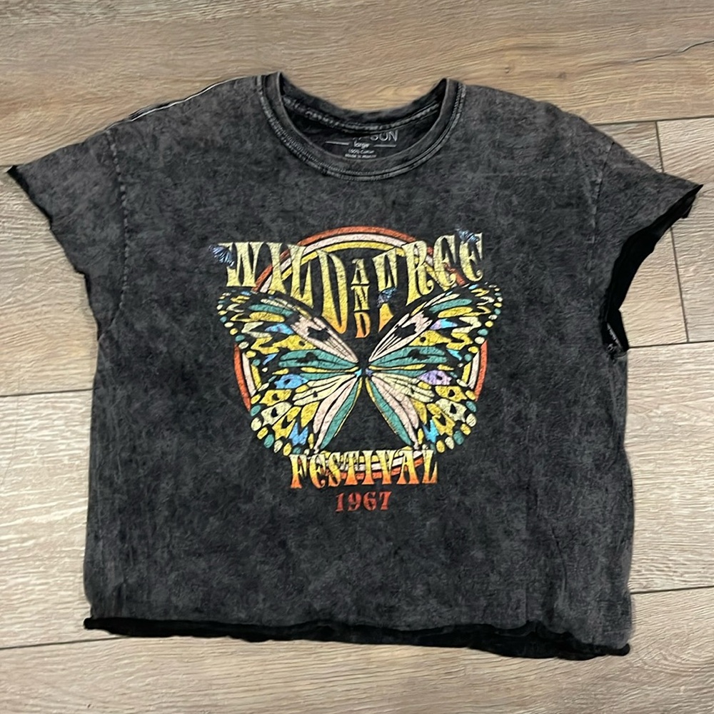 Cropped graphic t shirt.